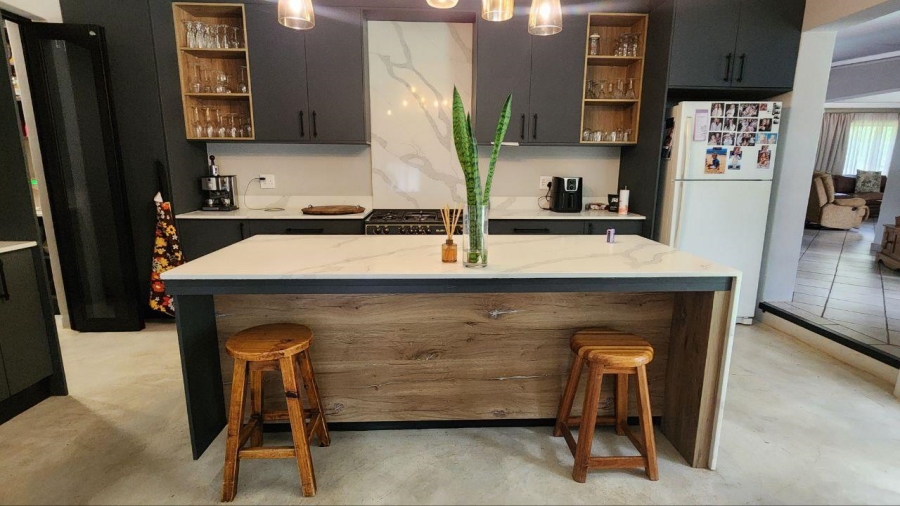 5 Bedroom Property for Sale in Safari Gardens North West